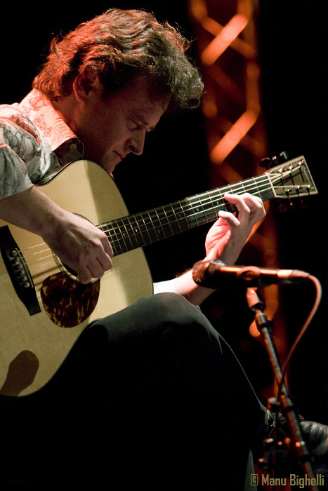 Sylvain Luc avec une guitare